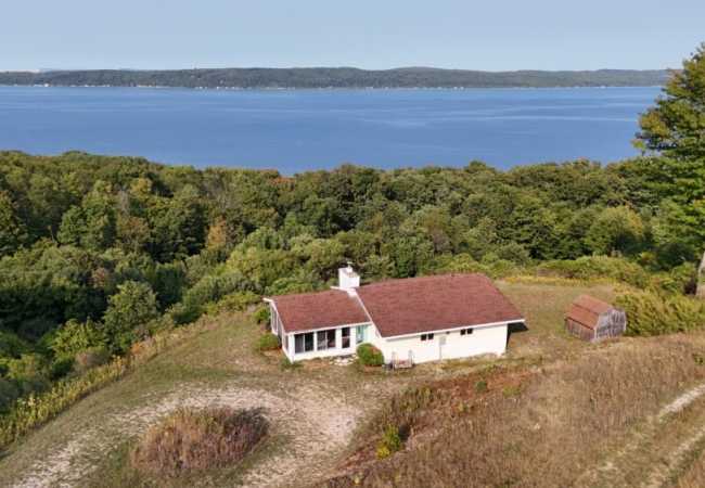New! Hill hideaway – incredible lakeviews!