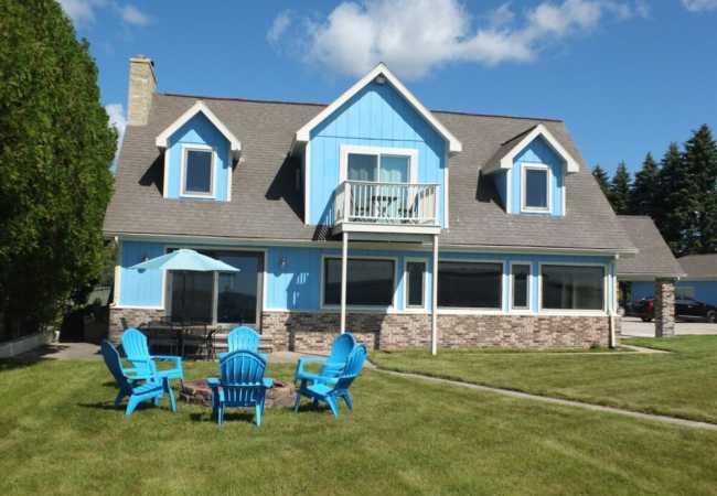 The life aquatic – lakefront / kayaks included!