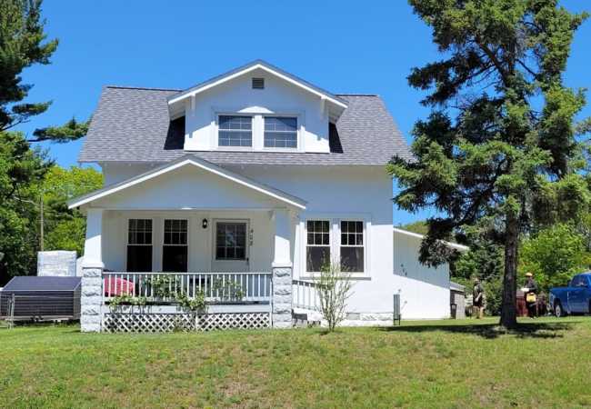 Oscoda hilltop haven – great location near beach!