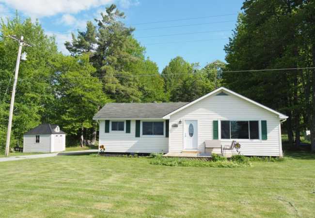 Manist-easy – lakefront with dock and kayaks!