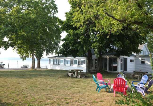 Lil’s on the lake – on crystal lake & dog-friendly