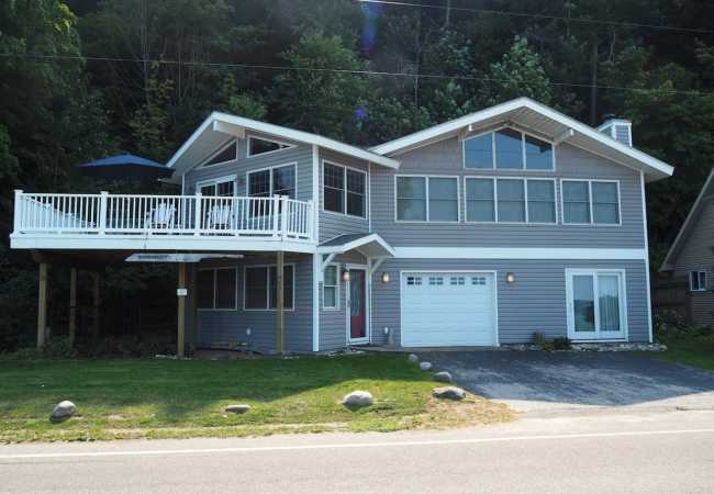 Trader Scott’s – Lakefront and Gorgeous!