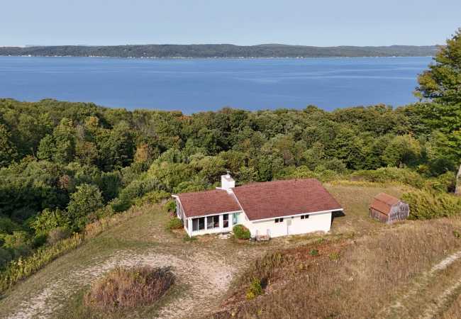 New!  Hill Hideaway – Incredible Lakeviews!
