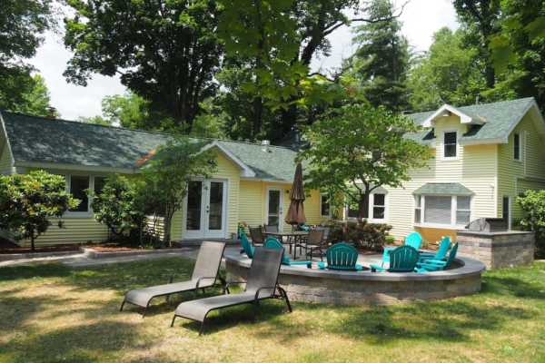 Lorlee – a large and luxurious lakefront cottage!