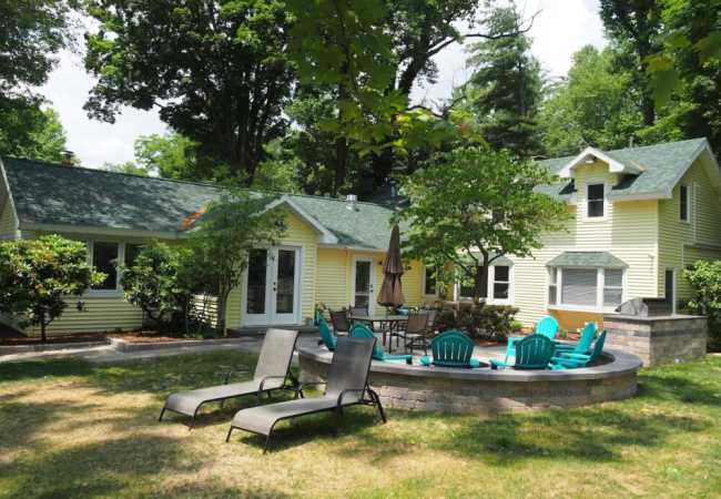 Lorlee – a large and luxurious lakefront cottage!