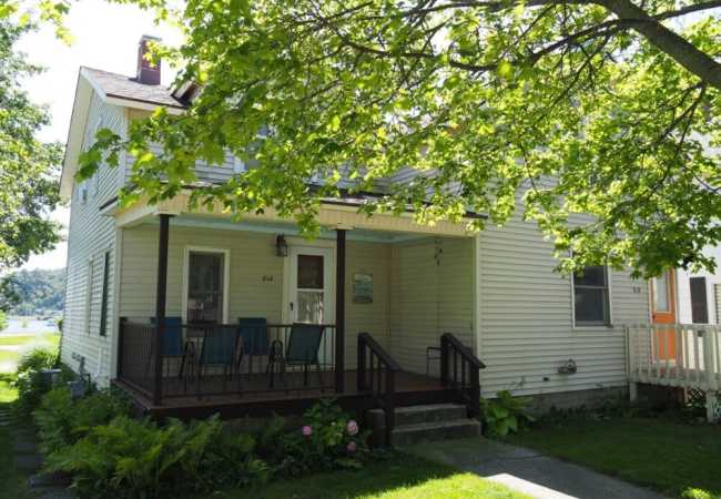 The cute & cozy – lower apt. – great location!