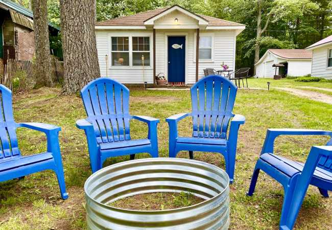 New!  Vivian’s Cabin – Super Cute & Lakefront!