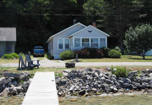 The bright and breezy – lakefront with spa!