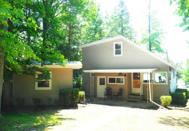Cavalier cottage – private lakefront w/ kayaks!
